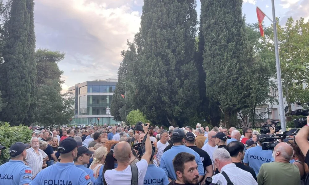 Huter, Petrović, Nešić i još 32 osobe odgovaraće prekršajno zbog incidenta ispred Vile Gorica u julu