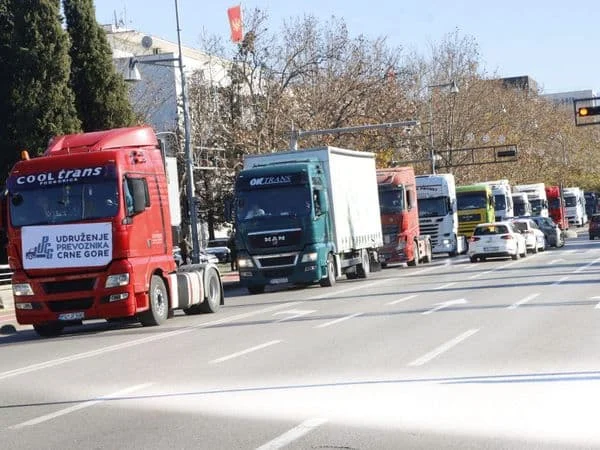 Građani će osjetiti protest prevoznika na rafovima i benzinskim pumpama: Moguće nestašice