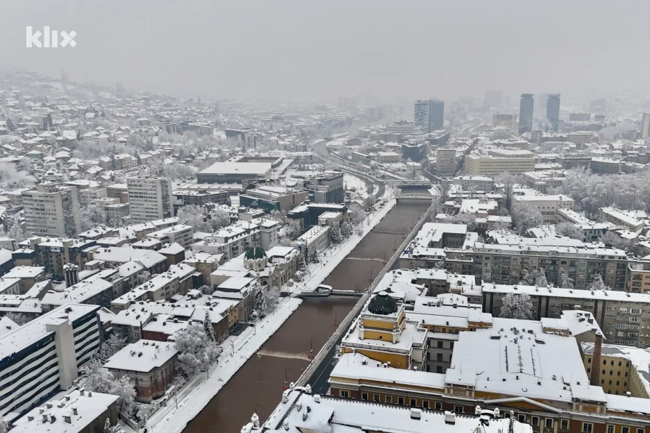 Snijeg prekrio Sarajevo: Bajkoviti prizori iz zraka, a na gradskim ulicama haos