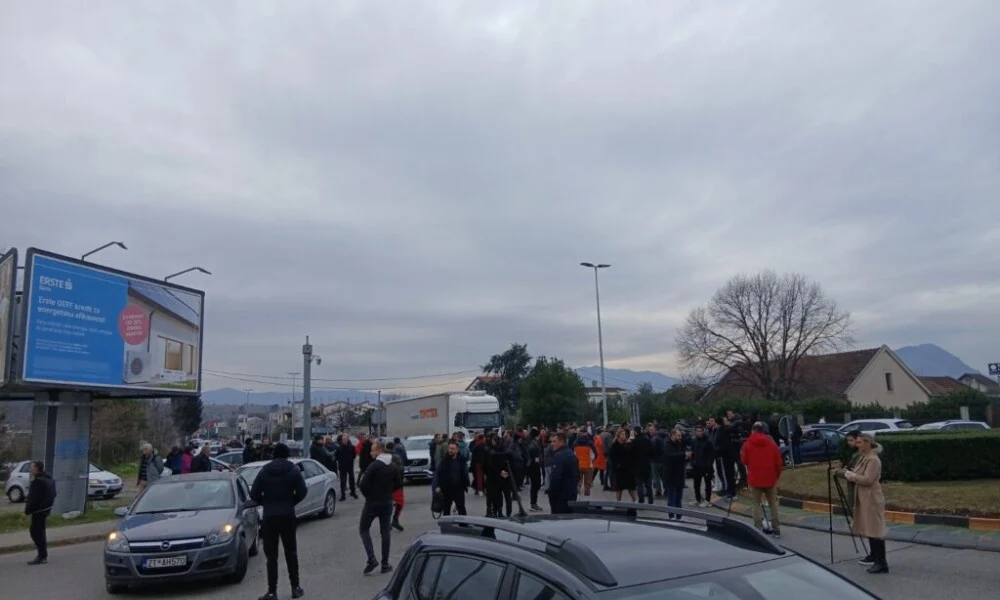 Zećani u znak protesta blokirali kružni tok ka Cetinju i Nikšiću