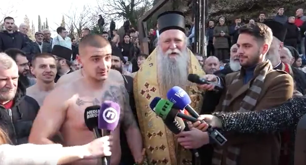 (VIDEO) Bogojavljenje: Sava Turović stigao prvi do časnog krsta na Sastavcima