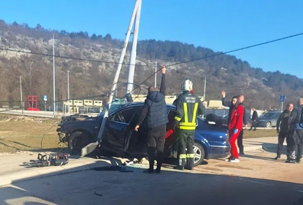 Težak udes, teže povrijeđen mladić