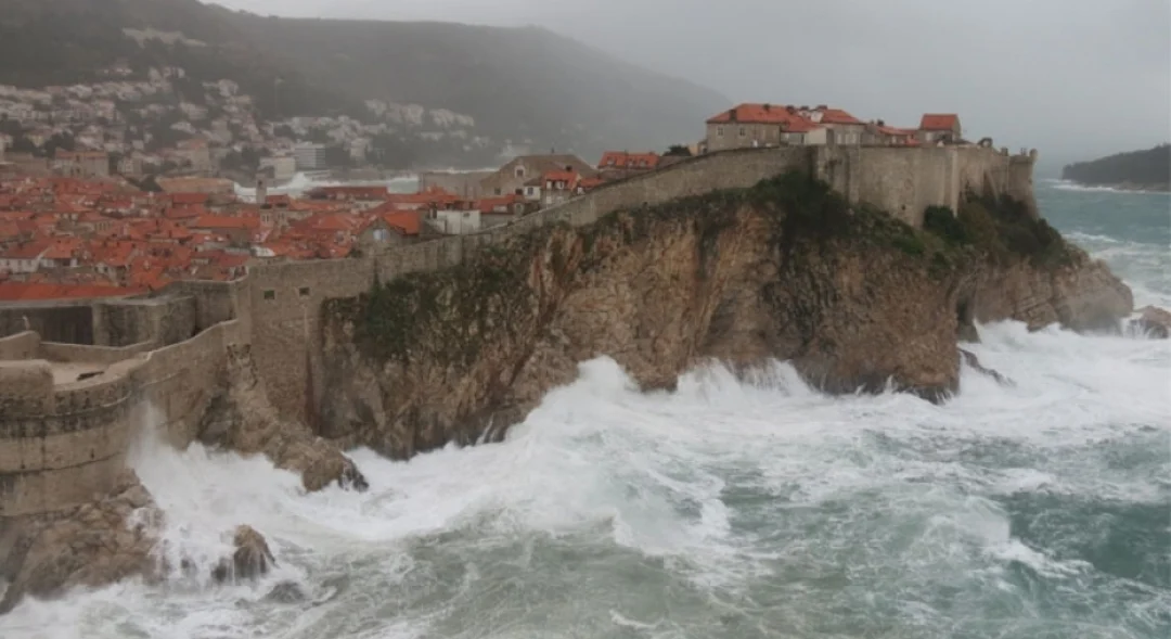 Ogromni talasi odnijeli muškarca, pokušao se fotografisati kod zidina