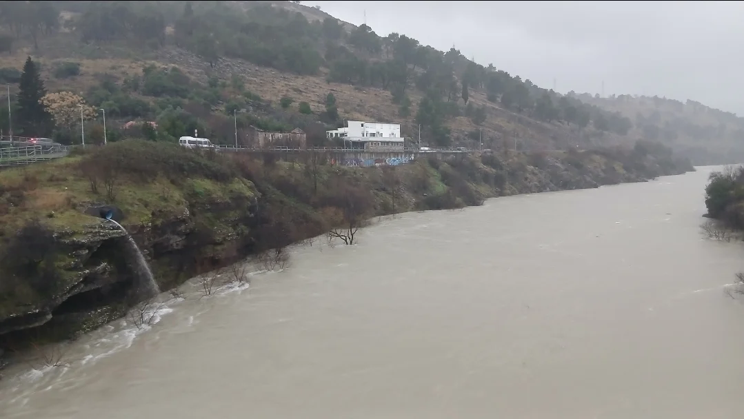 Vodostaj Morače drastično porastao, rijeka promijenila boju (VIDEO)