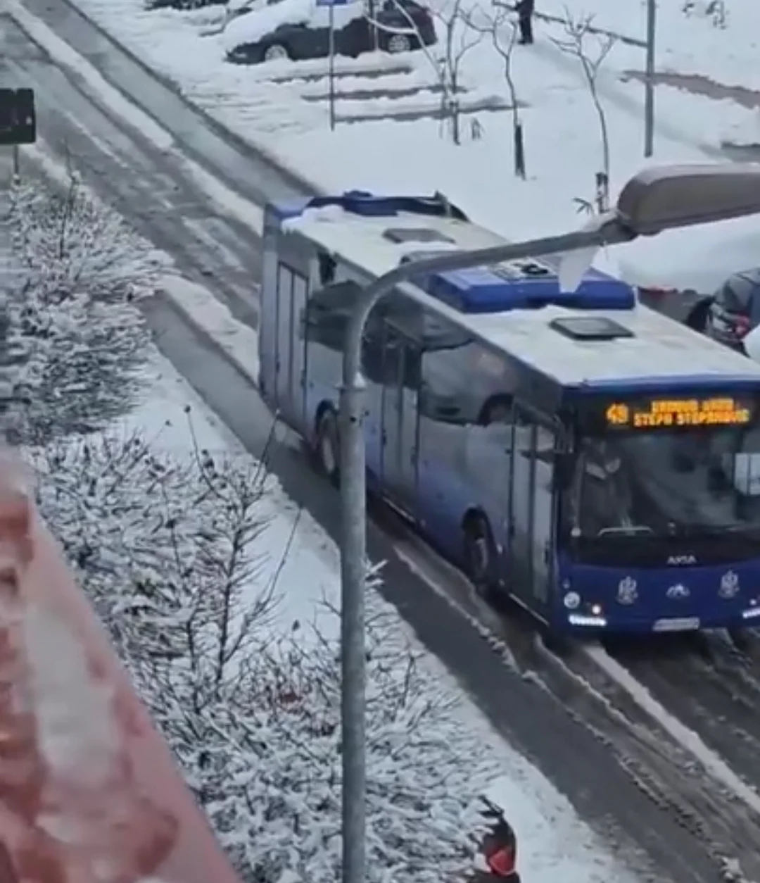 Autobus zbog poledice vozio u rikverc, događaj brzo postao popularan na mrežama