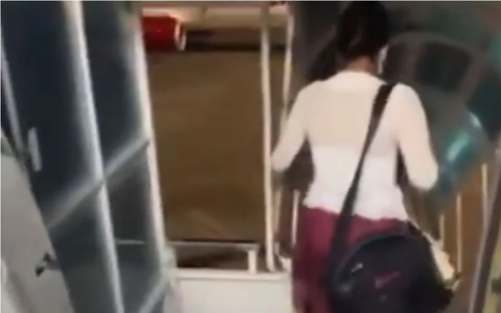 Uhapšena lažna stjuardesa: Djevojka kupila uniformu i ukracala se u avion