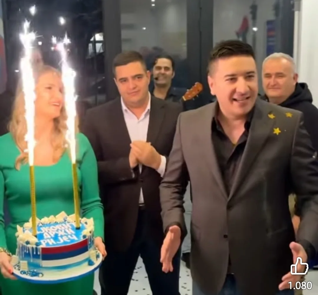 Dajković tortom proslavio izlazak iz podgoričke vlasti