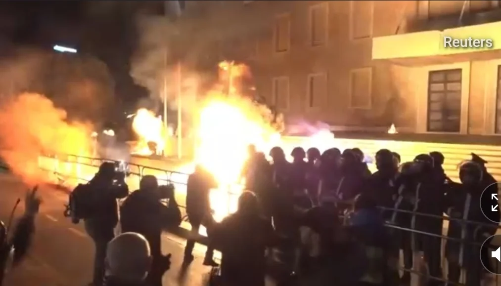 U Tirani sukobi demonstranata i policije