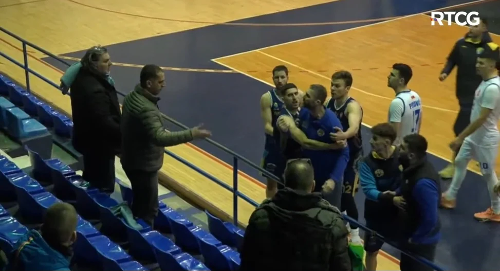 Nemile scene: Član stručnog štaba Danilovgrada pljunuo predsjednika Primorja?! (VIDEO)