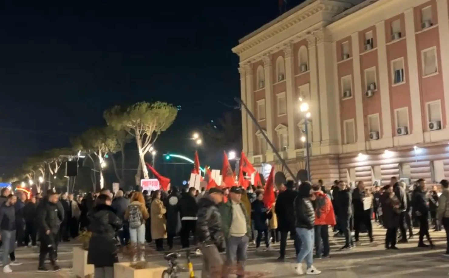 Protesti u Tirani, na transparentima slogan "Edi Rama lopove, gdje su milijarde"