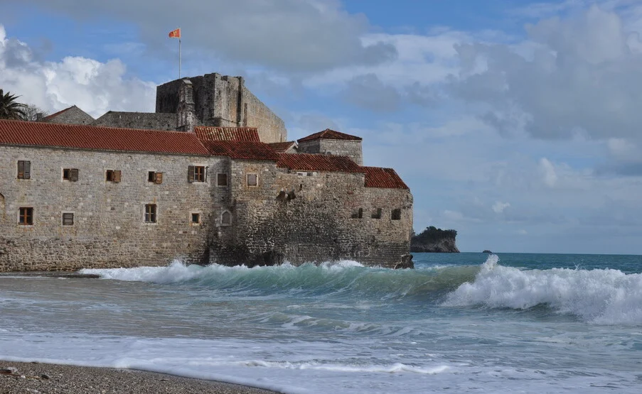 Budva bilježi rekord u legalizaciji privatnog smještaja: 1.236 odobrenja za domaćinstva i 14.070 kategorizovanih ležajeva do kraja 2025.