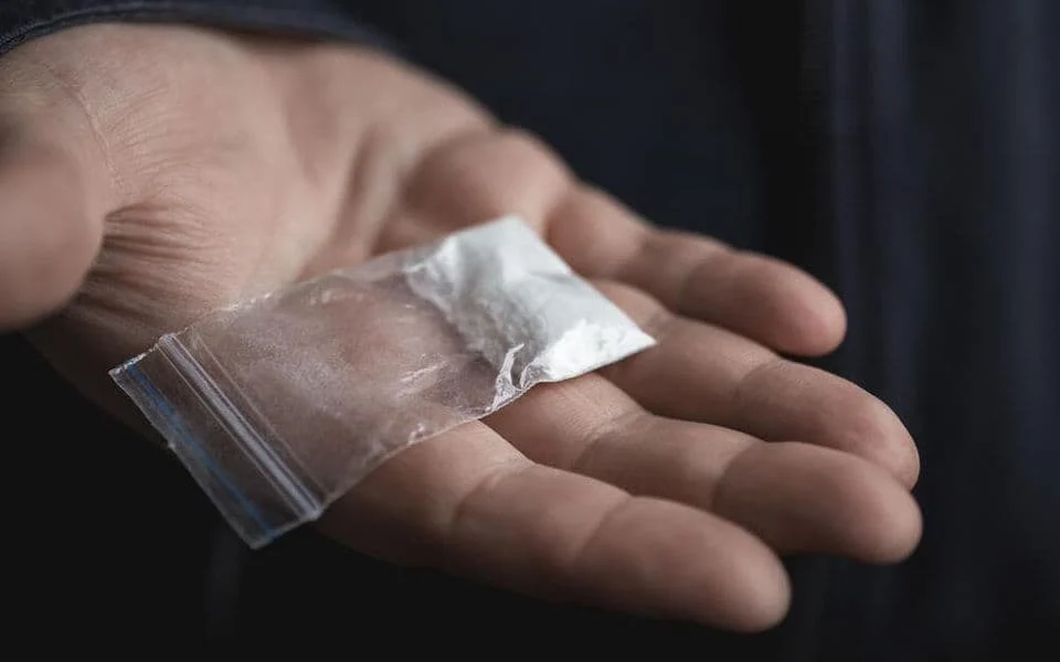 Uhapšena Ulcinjanka: Progutala zamotuljak kokaina i ometala policiju.Sud je kaznio 1.000 eura