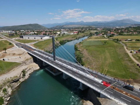 Uhapšeni Budvanin i Podgoričanin zbog vožnje suprotnom trakom na Bulevaru Luča