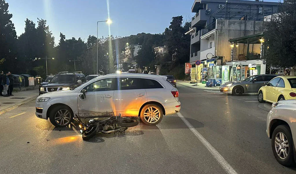 Maloljetnik povrijeđen u udesu, hitno transportovan u bolnicu