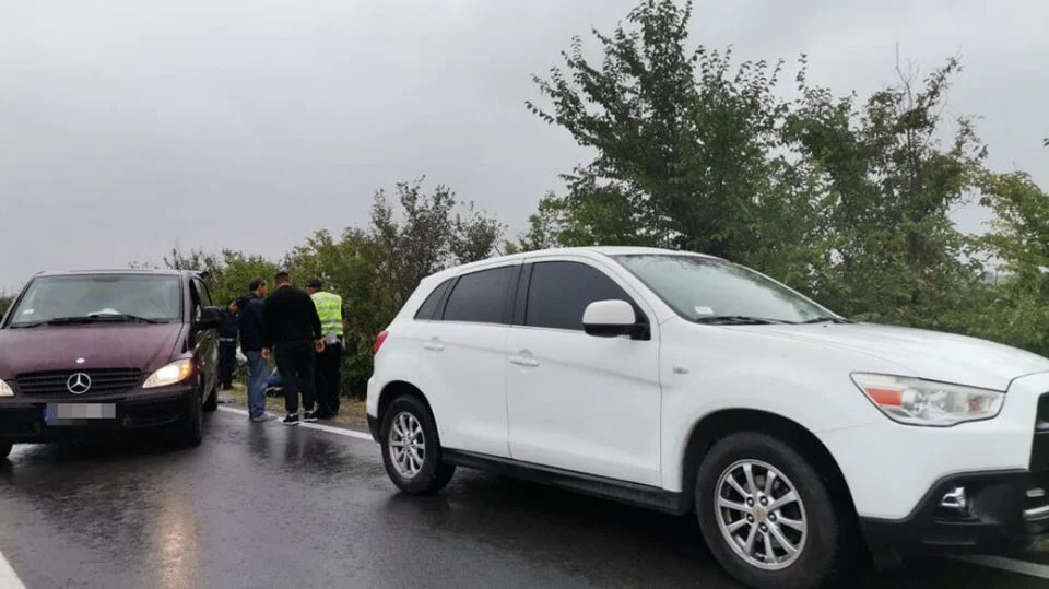 Drama na Ibarskoj magistrali: Vlasnik servisa se polio benzinom i prijeti da će se zapaliti