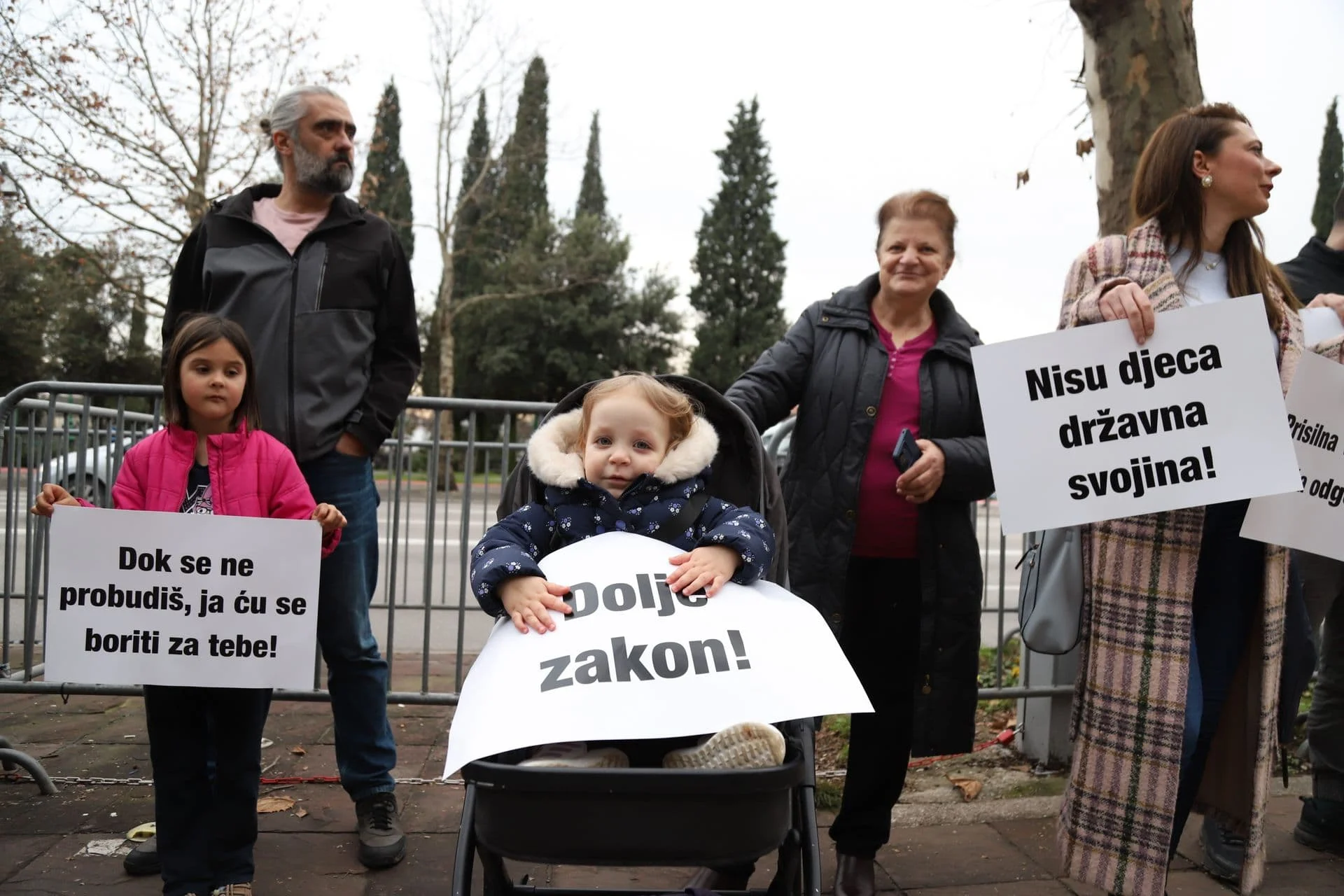Grupa građana noćas protestovala ispred Skupštine zbog usvajanja Zakona o obaveznoj imunizaciji djece