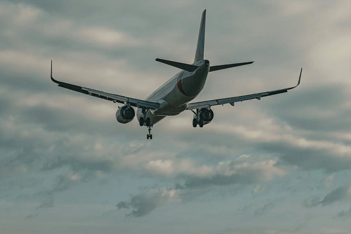 Vlasti istražuju rupe od metaka na putničkom avionu