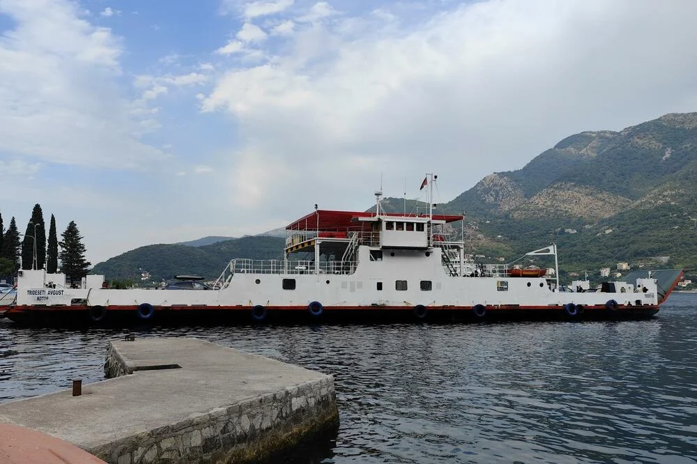 Trajekt „Trideseti avgust“ ostao bez pogona kod Hvara, bojazan da će se nasukati na obalu