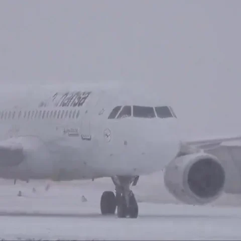 Snijeg paralizirao najveći njemački aerodrom, obustavljeni letovi