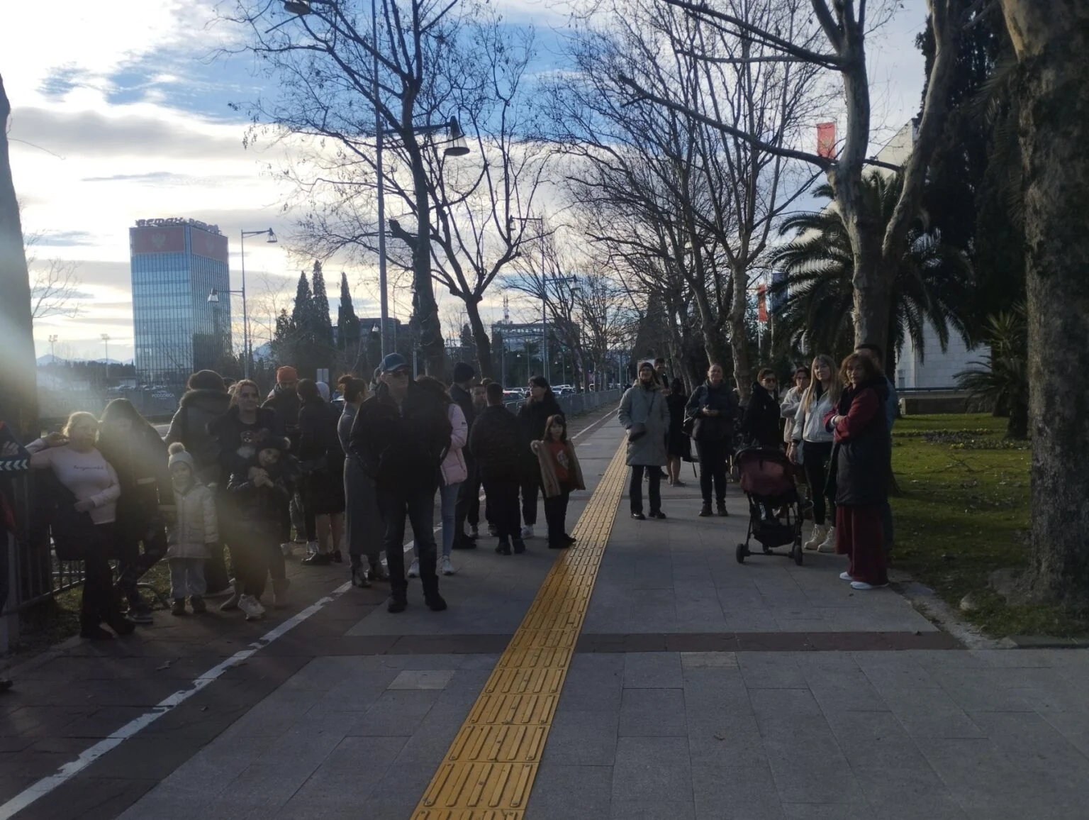 Održan protest ispred Skupštine zbog obavezne vakcinacije: „Hoćemo pravo na izbor“