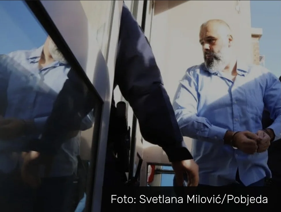 Na snimku se vidi kako Danilo Mandić podiže predmet nalik na pištolj