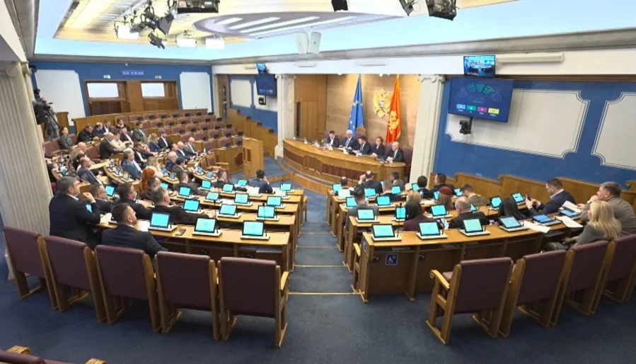 Skupština usvojila zakon: Bivšim radnicima po 12.000 eura u pet rata