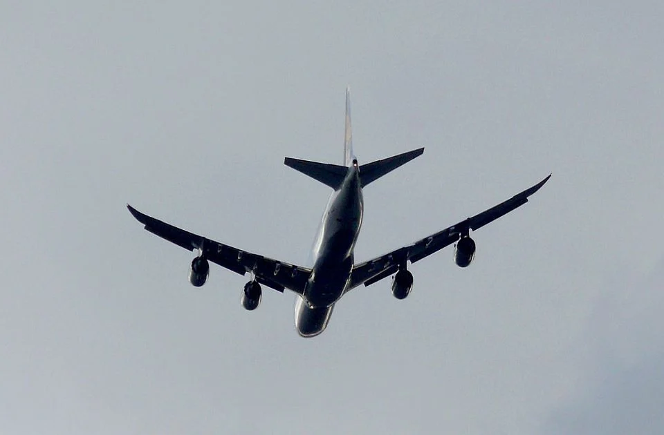 Avion prinudno sletio zbog opšte tuče putnika