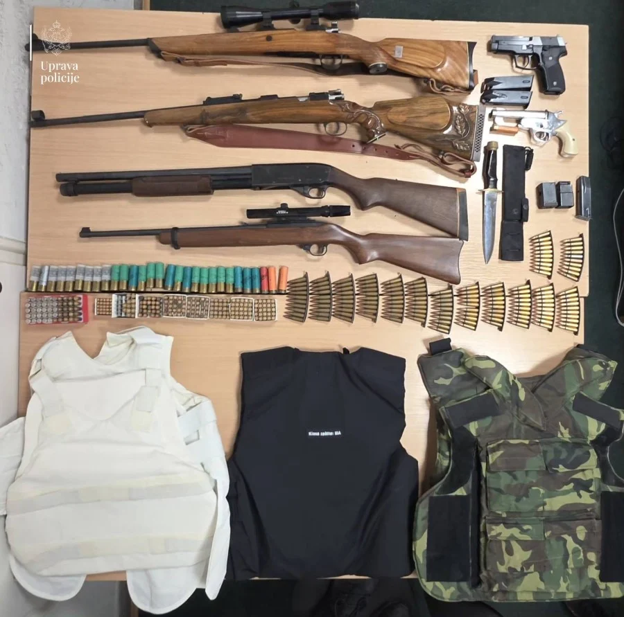 U kući Aca Đukanovića policija pronašla puške, pištolje, pancire...(FOTO)