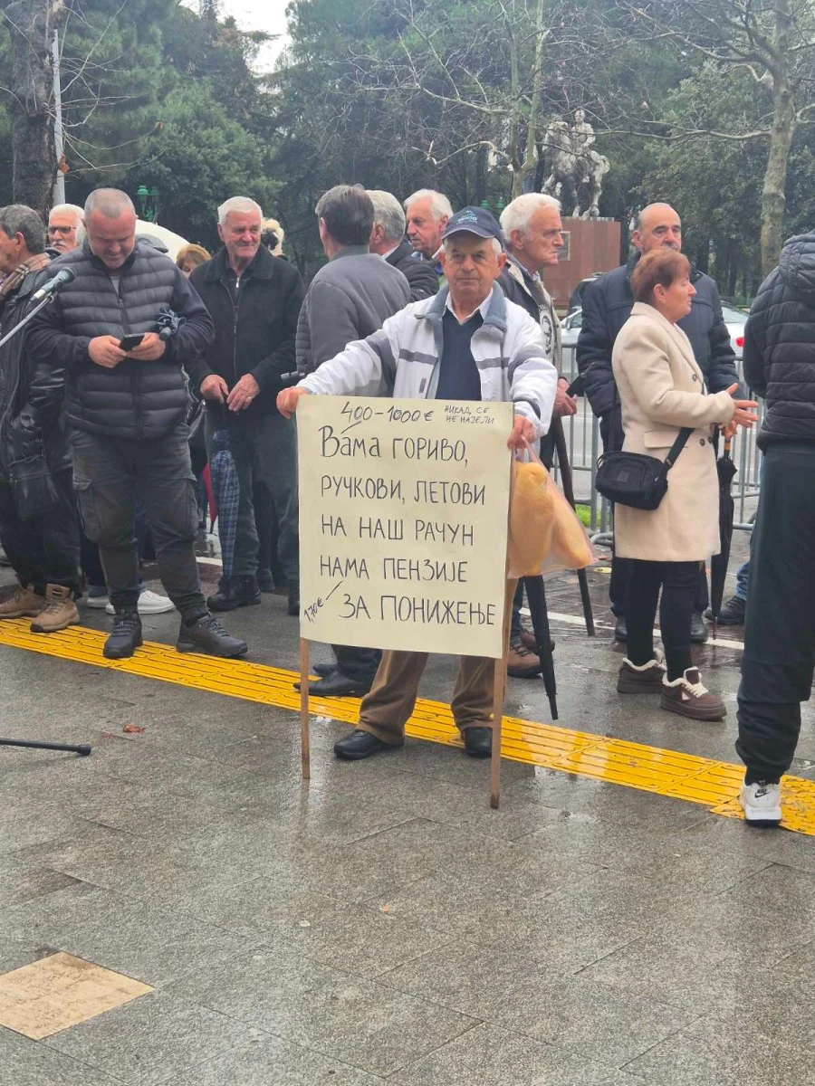 Penzioneri pred Skupštinom: Cijene rastu, primanja miruju