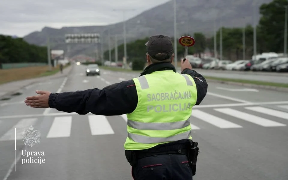 Nasrnuo na policijskog službenika prilikom alkotestiranja