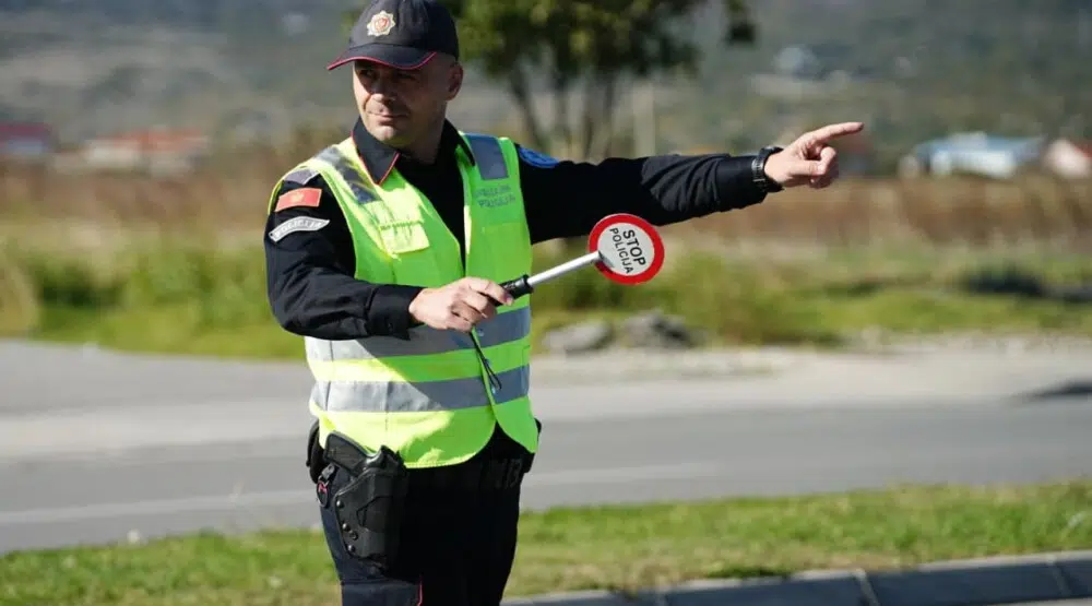 Kažnjen sa 1.750 eura jer nije stao na znak stop a i nije imao vozačku