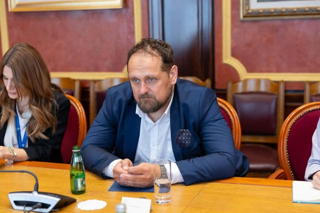 Stojović ne vidi prepreku za saslušanje Đukanovića
