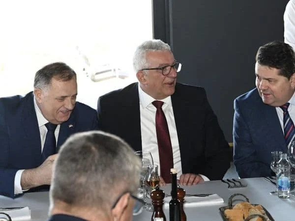 Susret u RS: Mandić u kolu Dodikovog američkog lobiste Majkla Flina