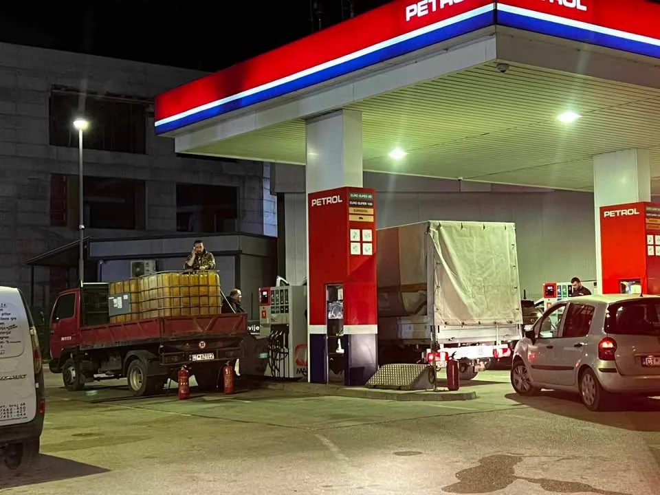 Zbog najavljenog povećanja cijene goriva, građani prave zalihe