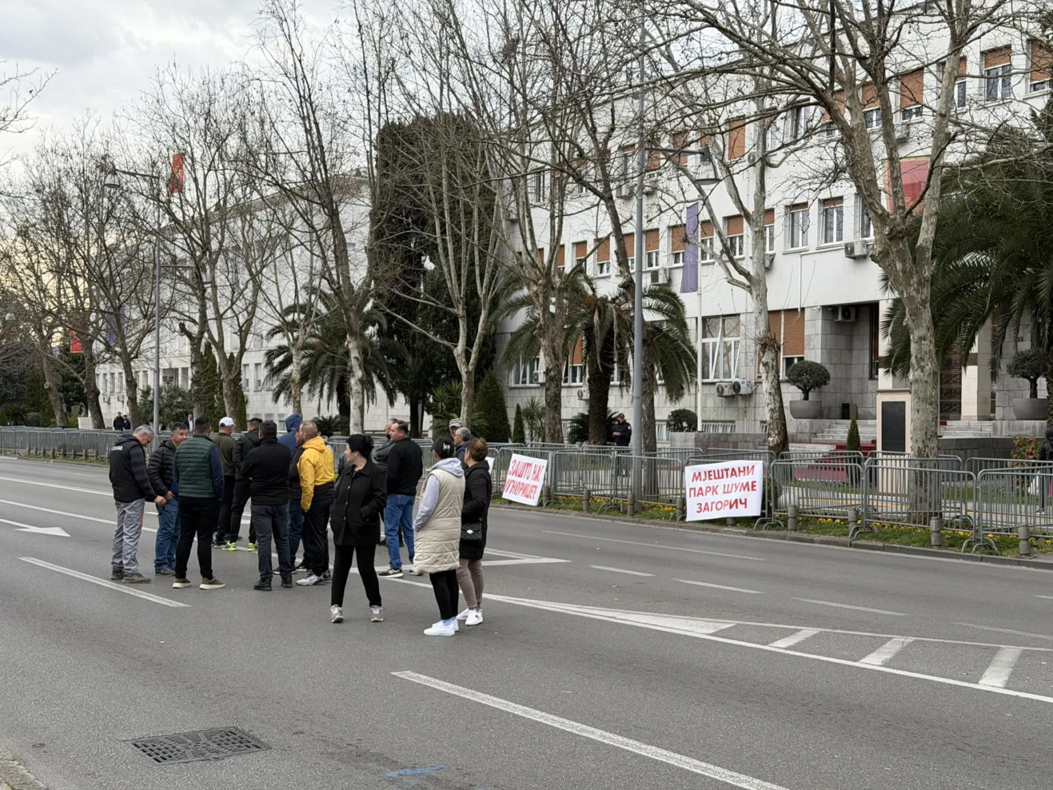 Mještani Zagoriča protestovali ispred Skupštine: Visoki troškovi legalizacije veliki finansijski teret