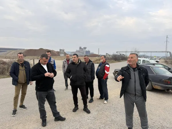 Botunjani obustavljaju proteste dok se ne otkrije ko je zapalio građevinsku mašinu
