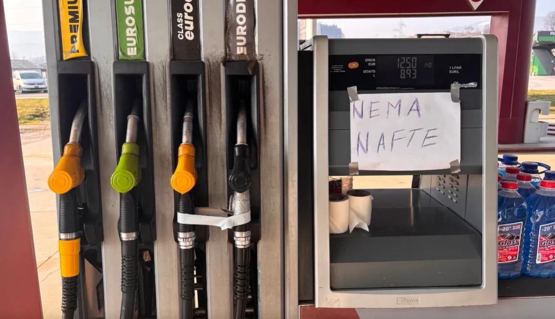 (FOTO/VIDEO) Pogledajte stanje na pumpama širom države, u Beranama "Zaton Petrol" nema goriva