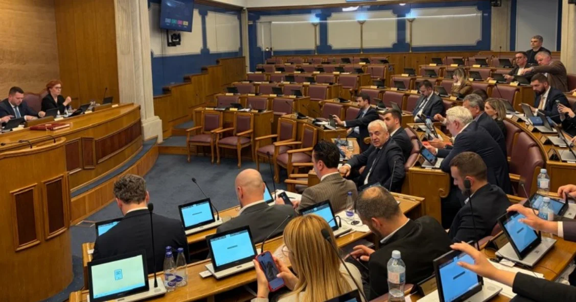 Građani od poslanika očekuju da se bore radom a ne praznim stolicama