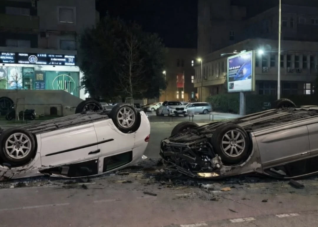 Težak udes u centru Podgorice, dva auta završila na krovu