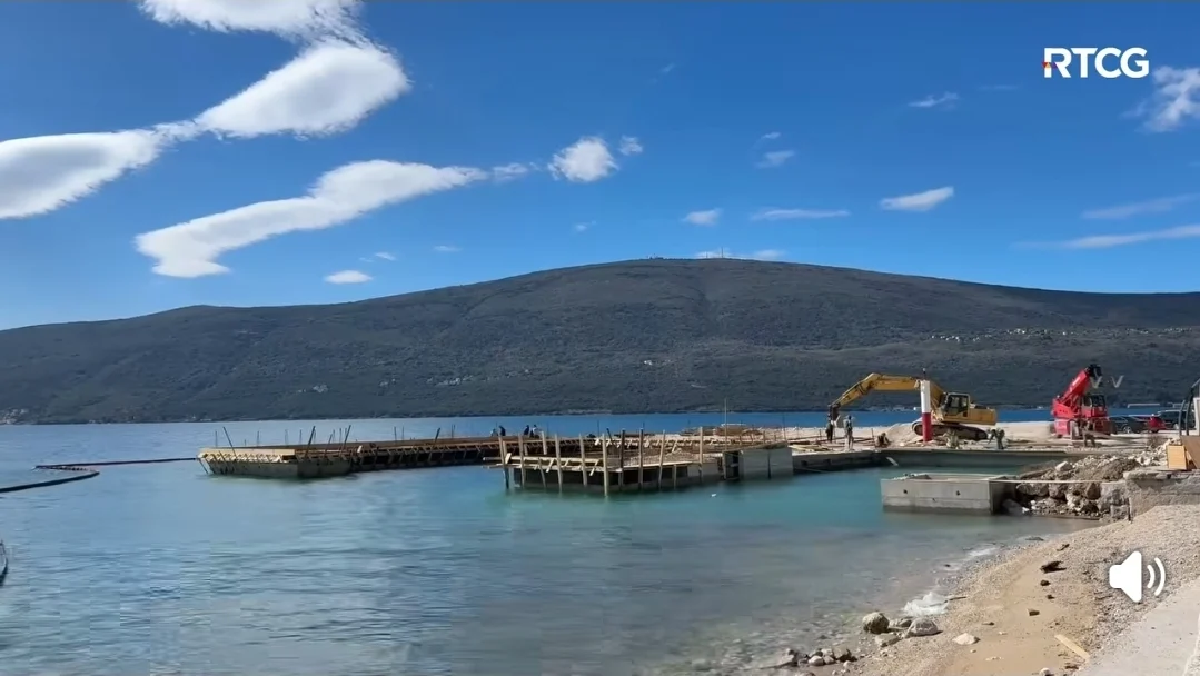 Čedo Popović u betonjerci, mašine i dalje rade i zasipaju more