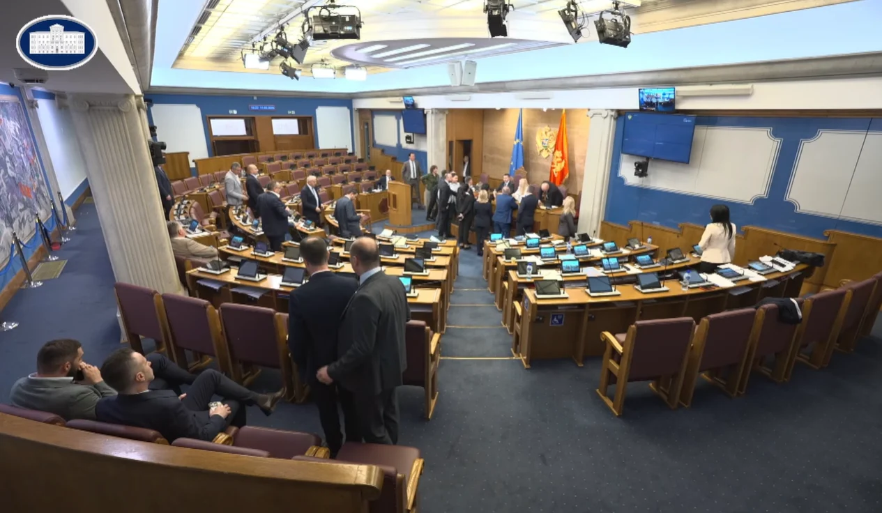 Incident u Skupštini: Nikolić nasrnuo na Pejovića, sjednica prekinuta
