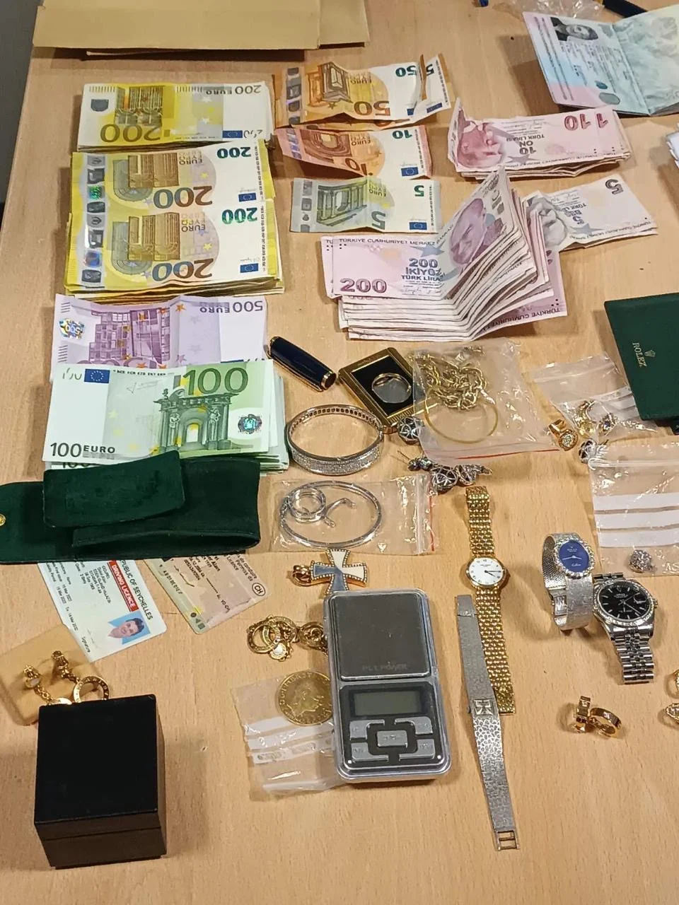 Uhapšen u Tivtu: Švercovao u avionu luksuznu robu, skupe satove, nakit, brendiranu obuću...