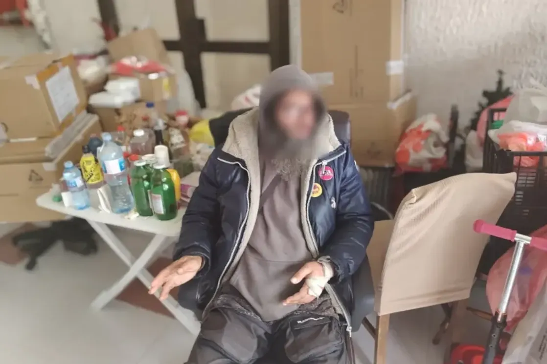 Hospitalizovan Baranin koji se iselio iz svog stana i mjesecima živio u hladnom hodniku poslovne zgrade