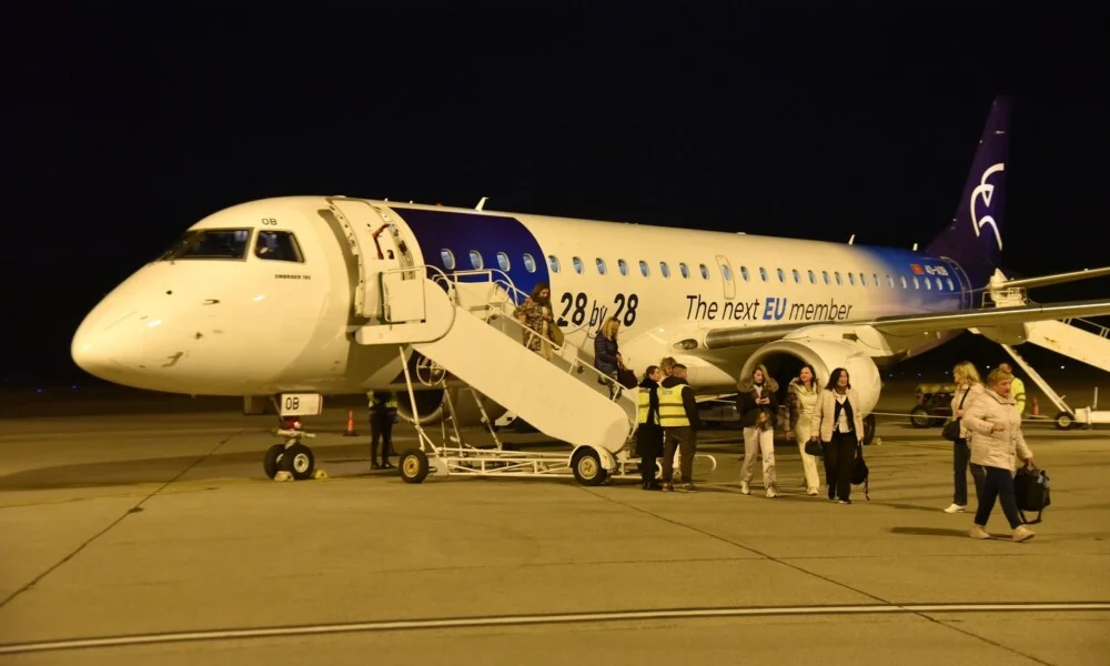 Na podgorički aerodrom sletio avion sa crnogorskim državljanima koji su evakuisani
