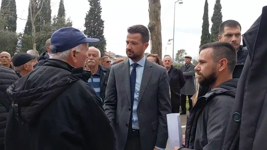 Milatović sa penzionerima ispred Skupštine: Ministri da dođu i čuju narod