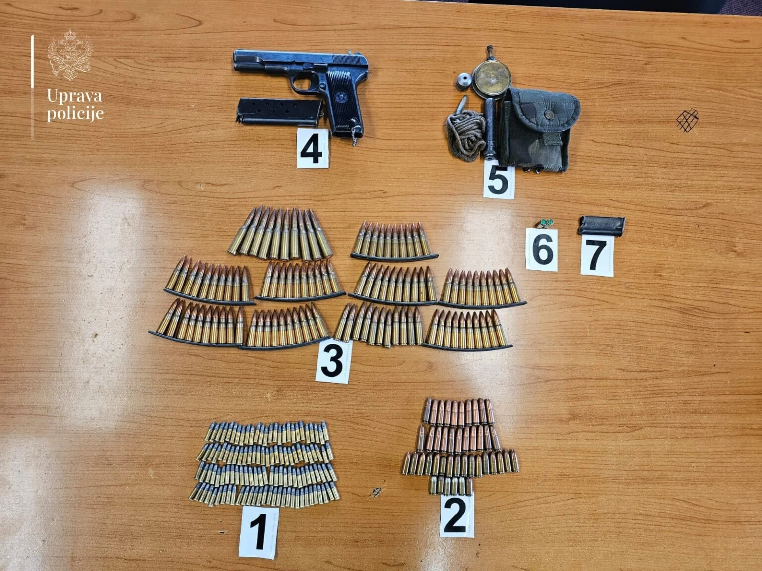 Kod policajca pronašli oružje i municiju u ilegalnom posjedu