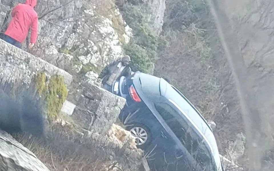 Cetinje: Stijena zaustavila auto da ne završi u provaliji