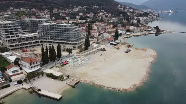 Popoviću lisice zbog nelegalne gradnje.Ko je dozvolio gradnju ogromne ružne zgradurine u srcu Boke?