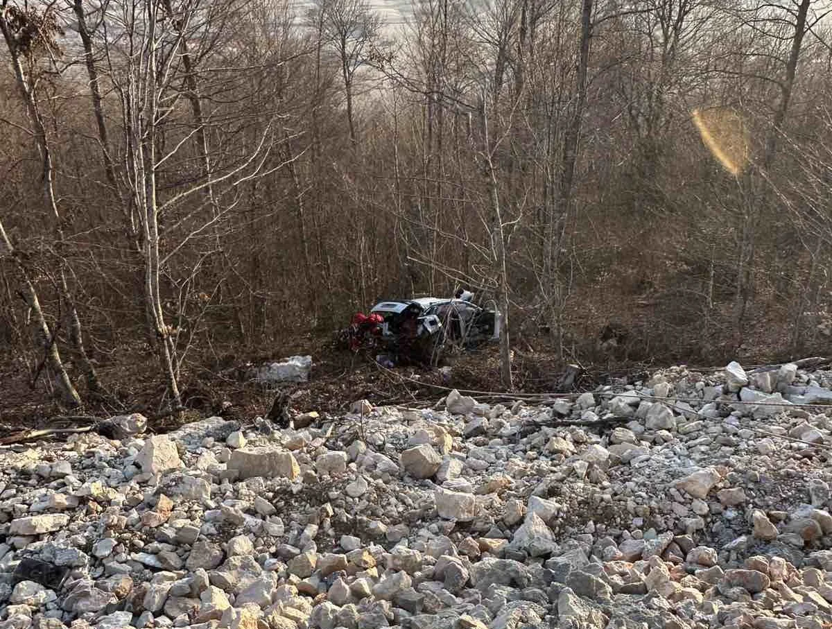 Težak udes, vozilo sletjelo u provaliju, povrijeđeno više osoba