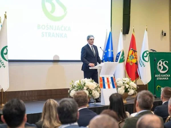 Ibrahimović: Potpuno neprihvatljivo da Bošnjaka nema na pozicijama odlučivanja u institucijama Glavnog grada